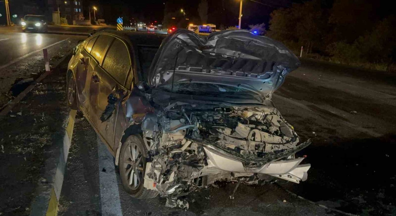 Otomobillerin çarpıştığı kazada 1 kişi öldü, 2 kişi yaralandı