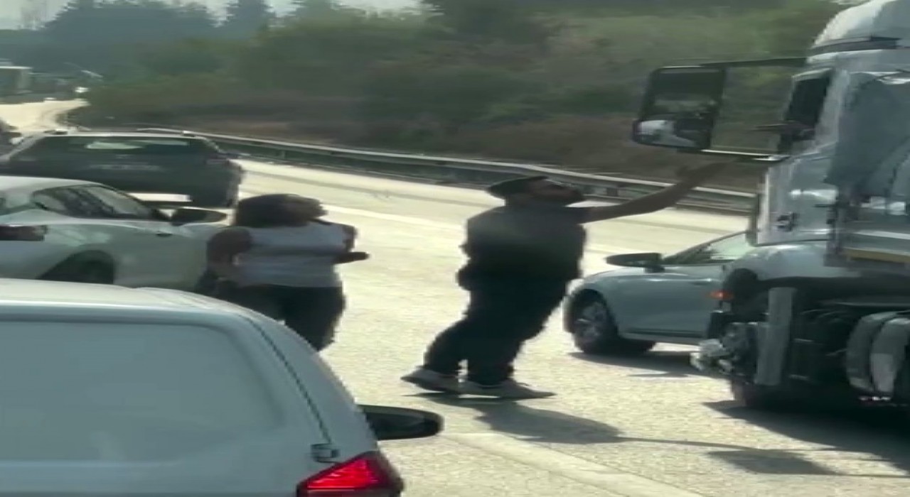 Otoyolda trafik terörü, yol kesip sürücüyle tartıştılar