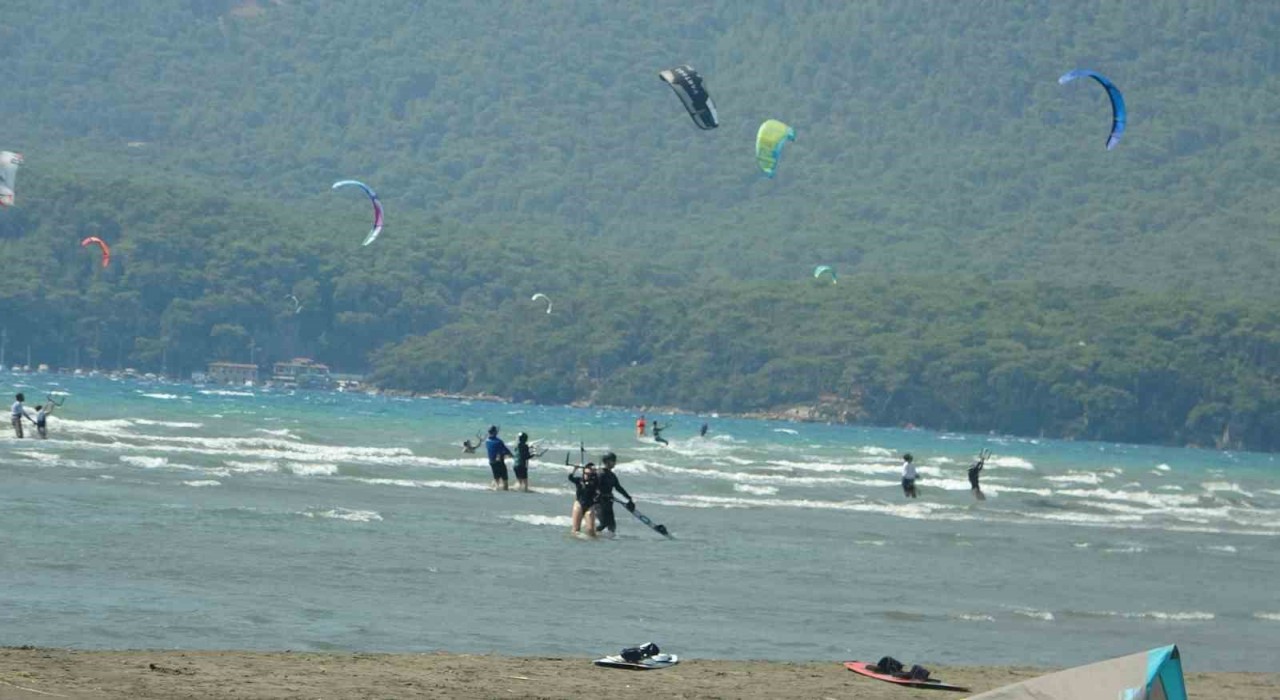 Oyuncu Denizden Akyakaya övgü: Uçurtma sörfü için mükemmel bir yer