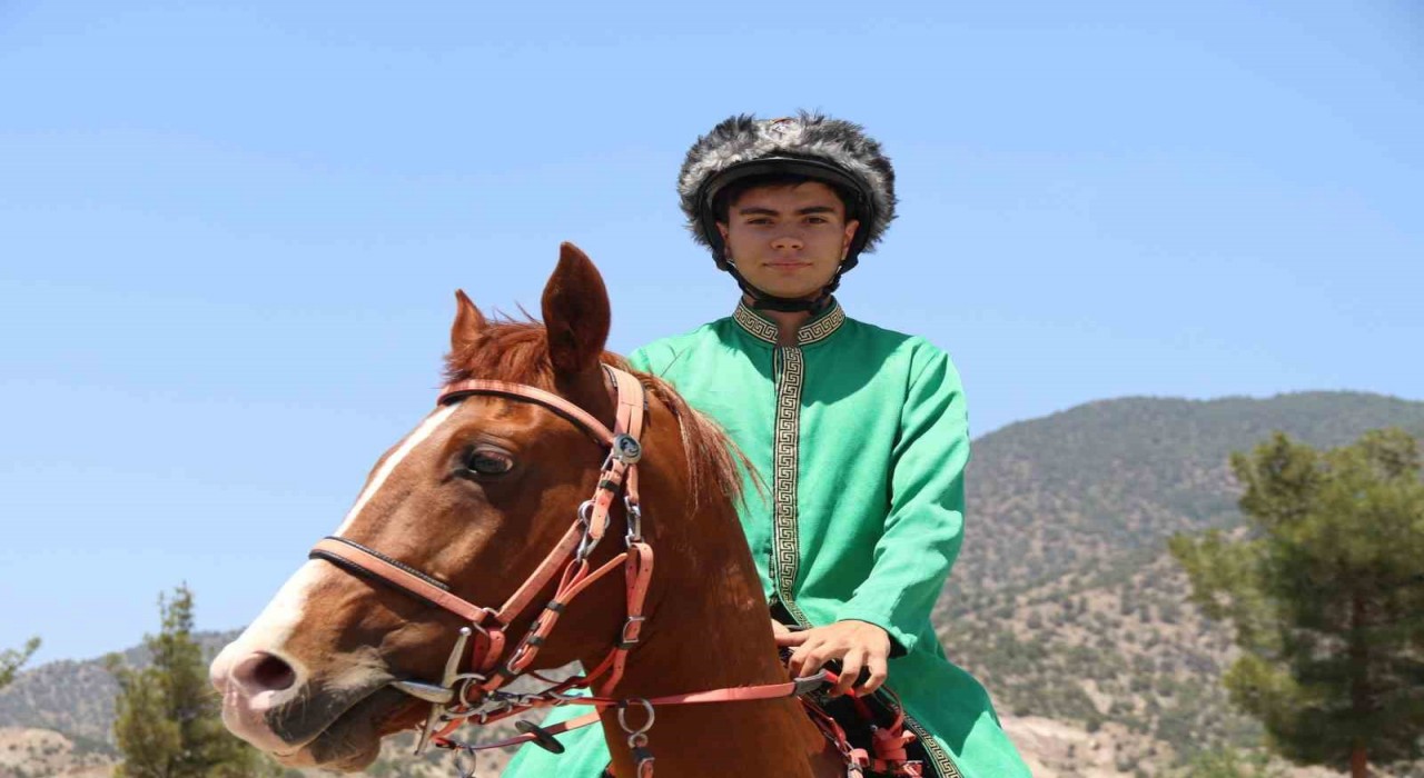 (ÖZEL) Boş arazideki parkurda yaptığı antremanlarda uluslararası derecelere uzandı