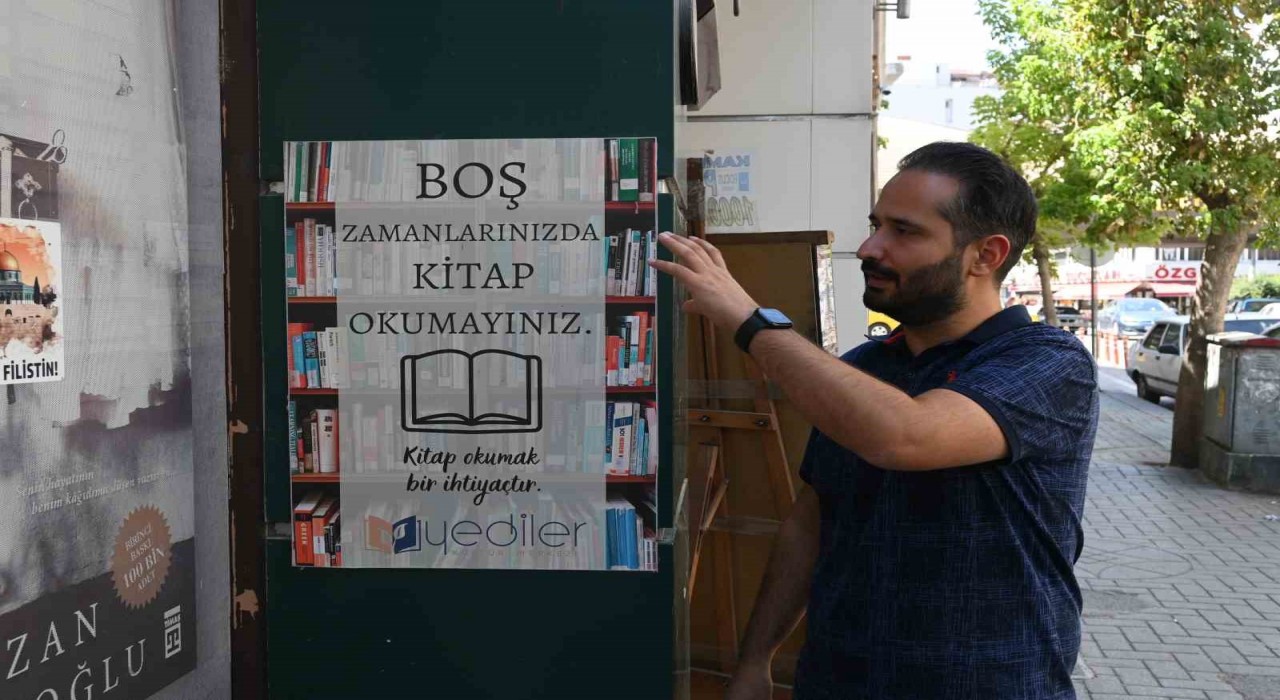 (ÖZEL) Dükkan önüne astıkları afiş vatandaşlara okuma alışkanlığı kazandırıyor