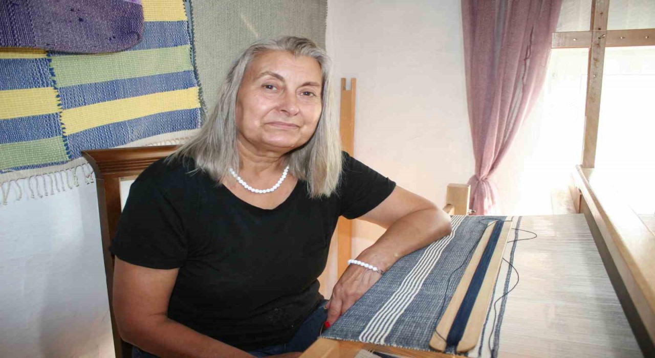 (ÖZEL) Eski giysilerin iplerinden harika eşyalar dokuyor