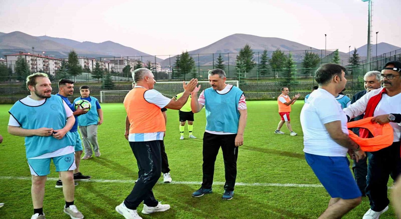 Özel gereksinimli bireyler protokol ile yeşil sahada buluştu