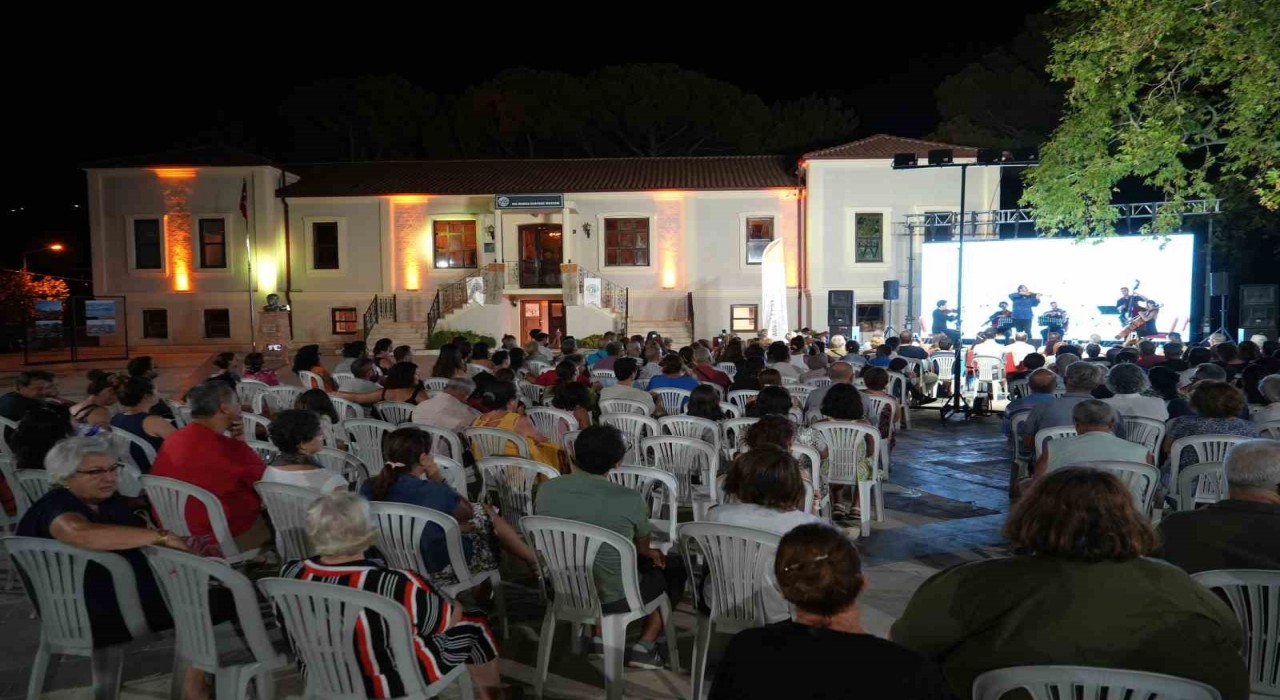 (Özel) Kazdağları eteklerinde tarihi köy ilkokulunda klasik müzik konseri