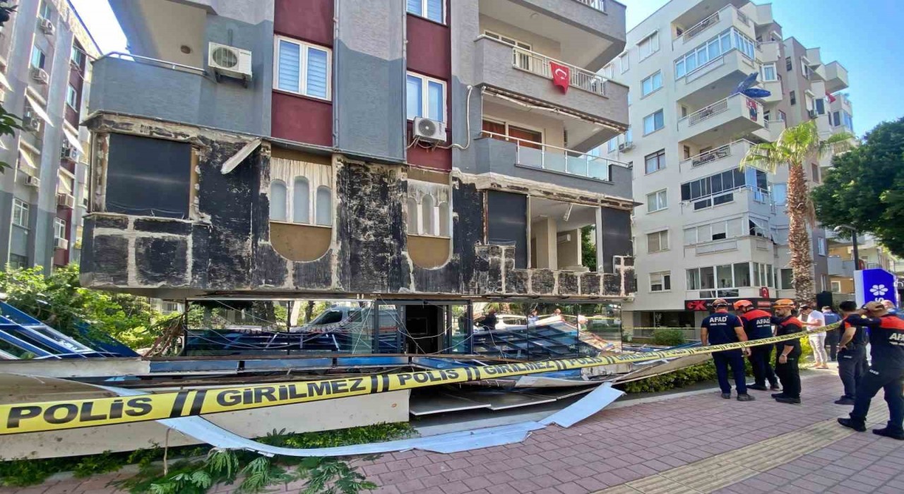 Özel laboratuvarın dış cephe kaplamaları çöktü, ortalık savaş alanına döndü