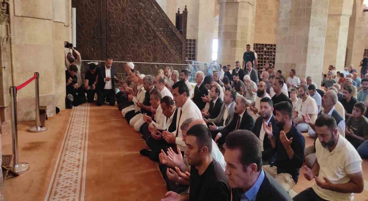 Özgür Özel Divriği Ulu Camiide Cuma Namazı kıldı