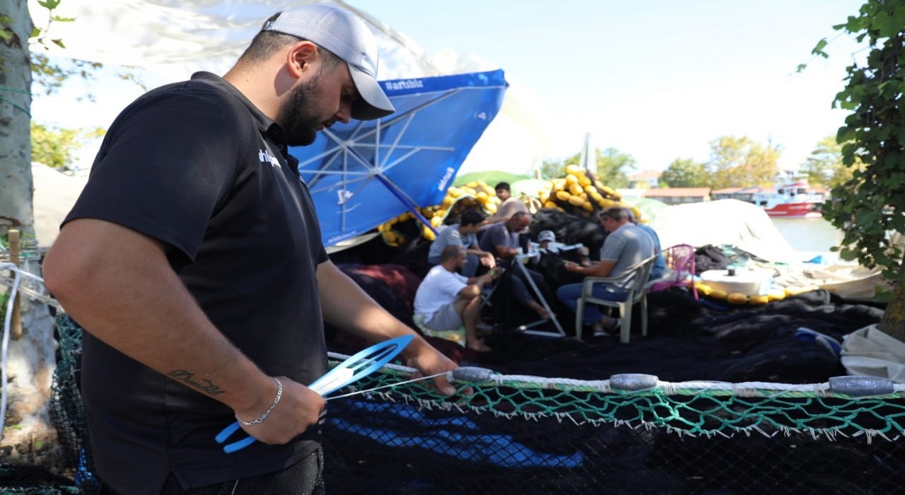 Palamuttan ümidini kesen balıkçılar, ağlarını hamsi için onardı