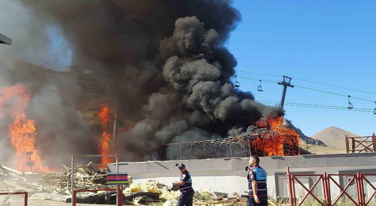 Palandöken Kayak Merkezindeki yangın paniğe neden oldu
