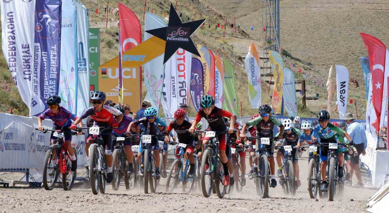 Palandökenin zirvesinde pedal çevirdiler