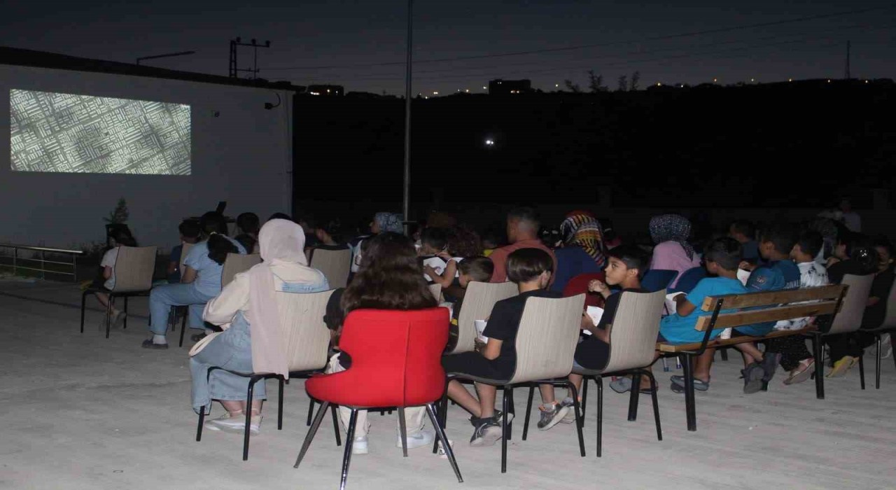 Paluda çocuklara sinema keyfi