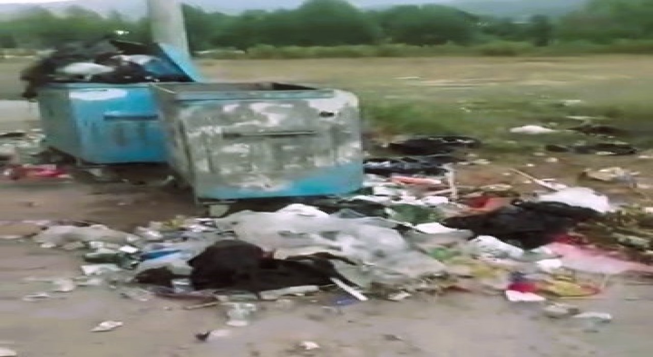 Pamukkalede toplanmayan çöpler tepki çekti