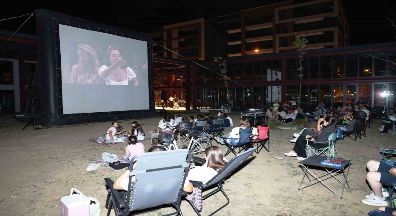Pancar Deposunda açık havada sinema keyfi