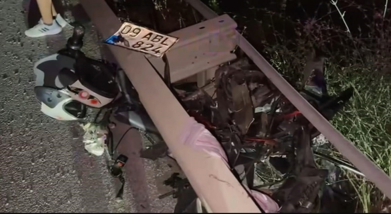 Paramparça olan motosikletin sürücüsü hatsaneye kaldırıldı