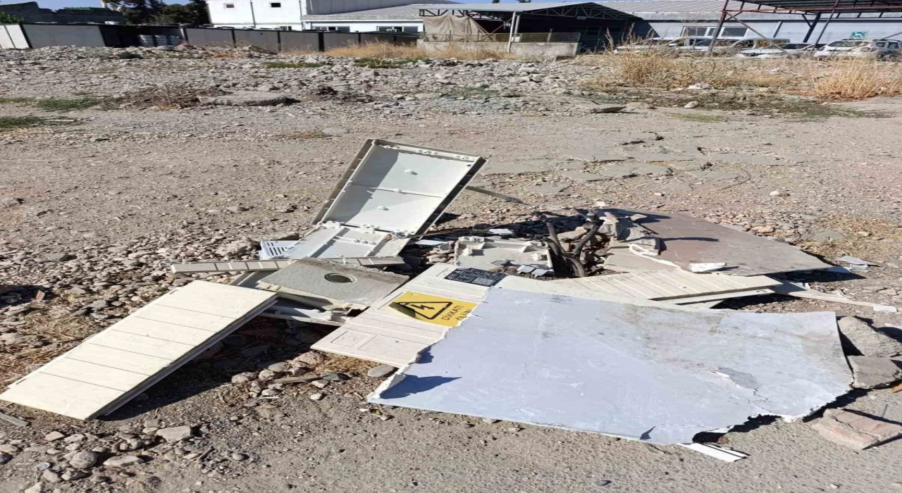 Parçalanan elektrik trafosu tehlike saçıyor