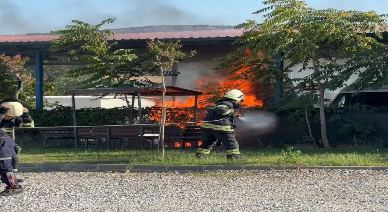 Park halindeki cenaze nakil aracı yandı