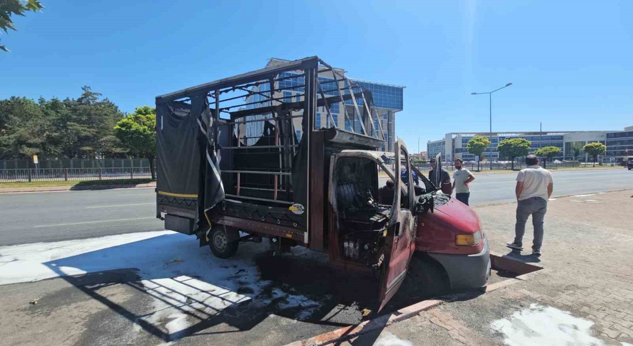 Park halindeki kamyonet yandı