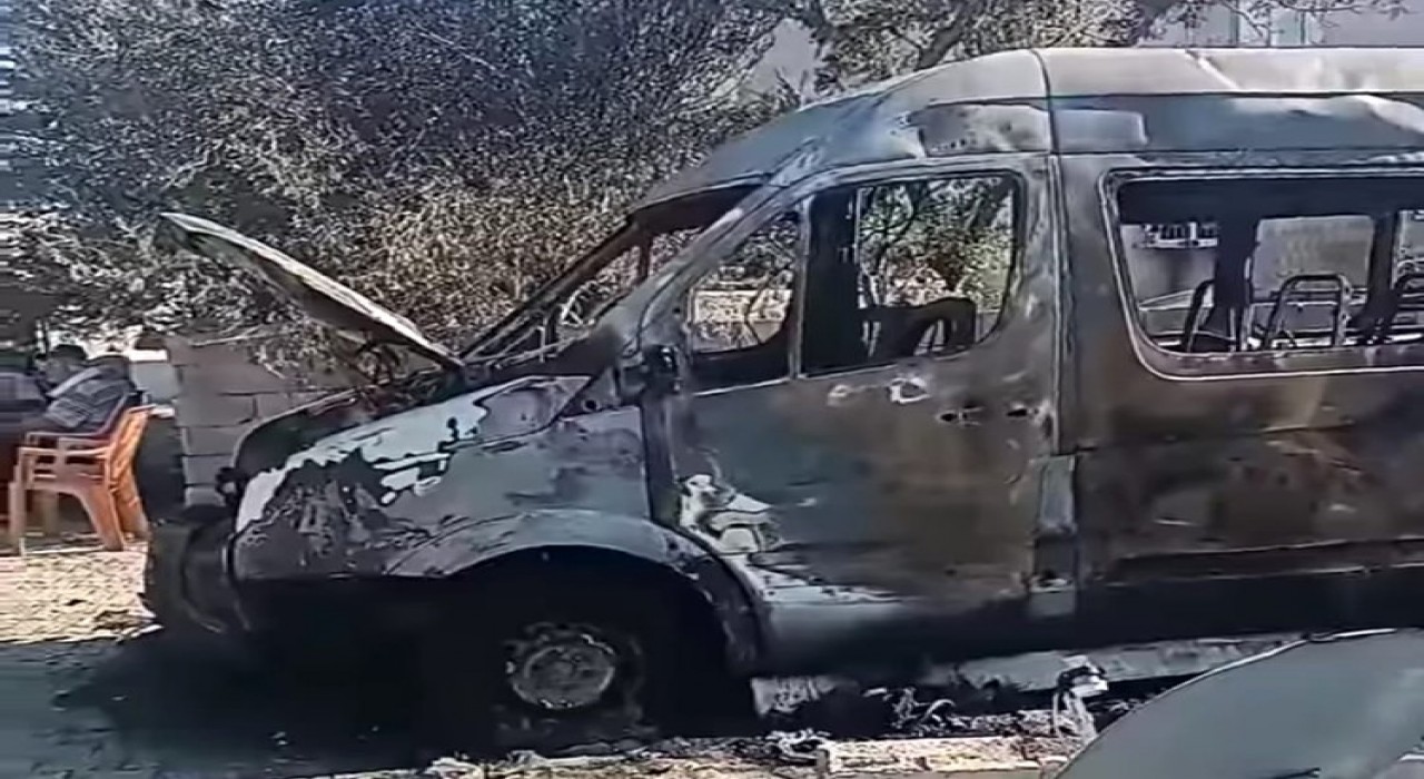 Park halindeki midibüs yandı