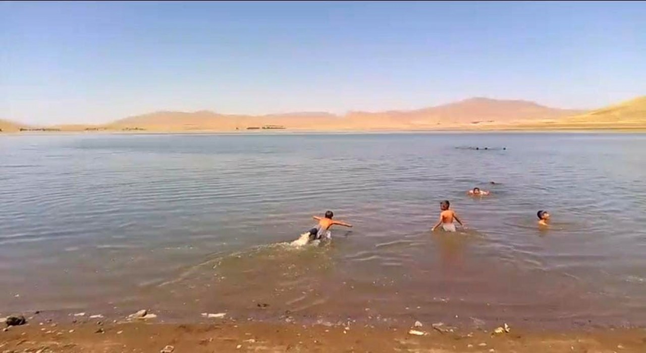 Patnos Barajı serinlemek isteyenlerin adresi oldu