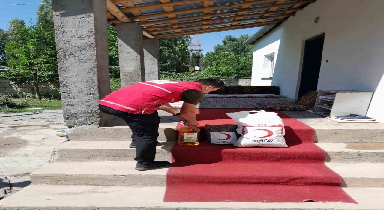 Patnos Kızılay Şubesi ihtiyaç sahiplerinin yanında