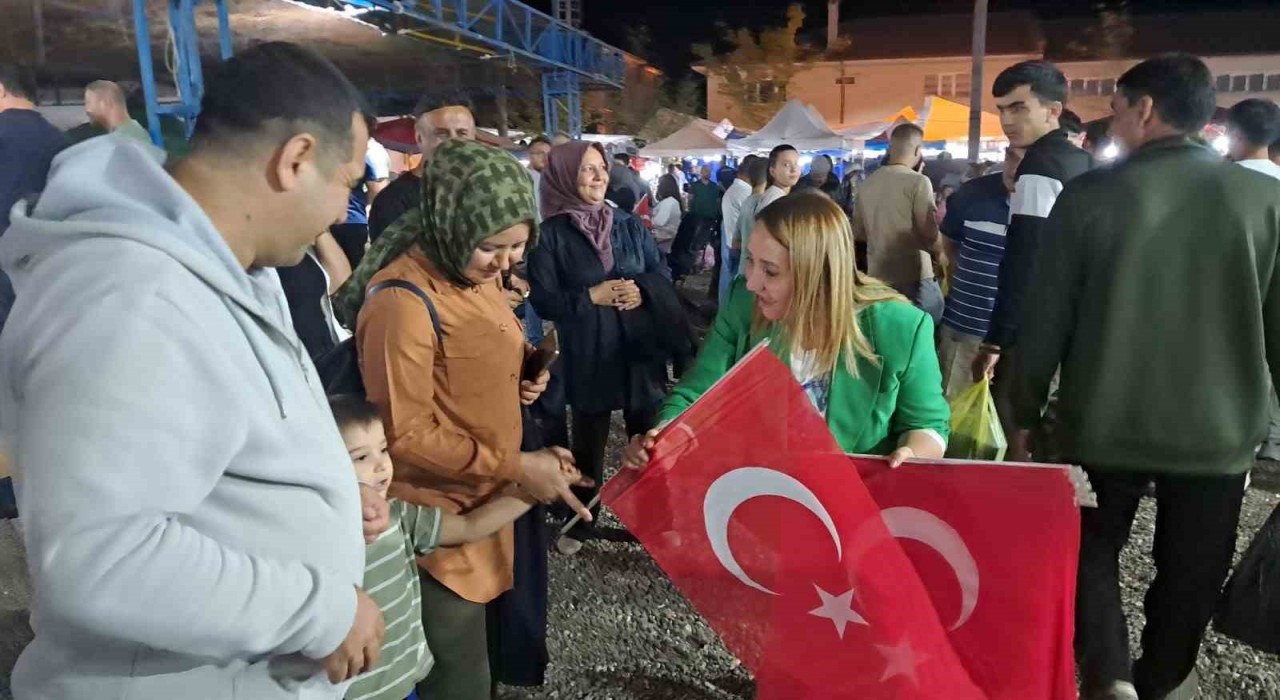 Pazaryerinde 30 Ağustos Coşkusu: 5 bin kişiye Türk Bayrağı dağıtıldı