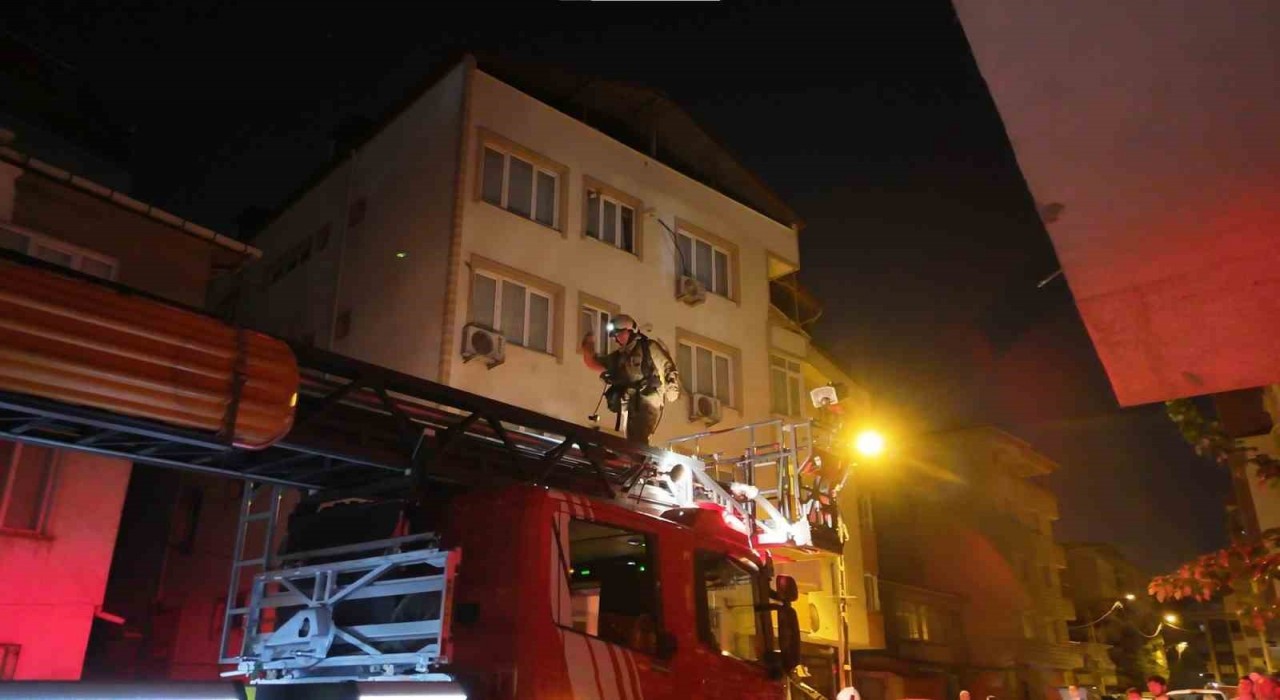 Pendikte 3 katlı binanın çatısında yangın paniği