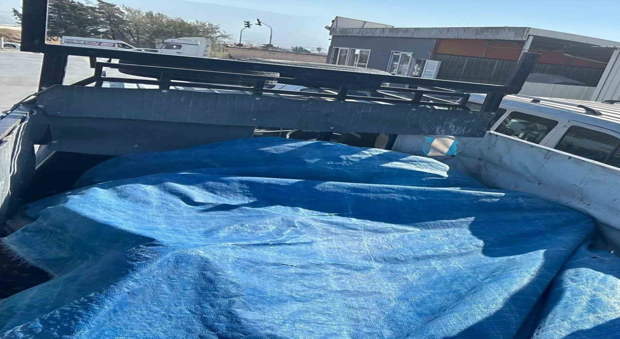 Pikap kasasında tente altında taşınan göçmenler yakalandı