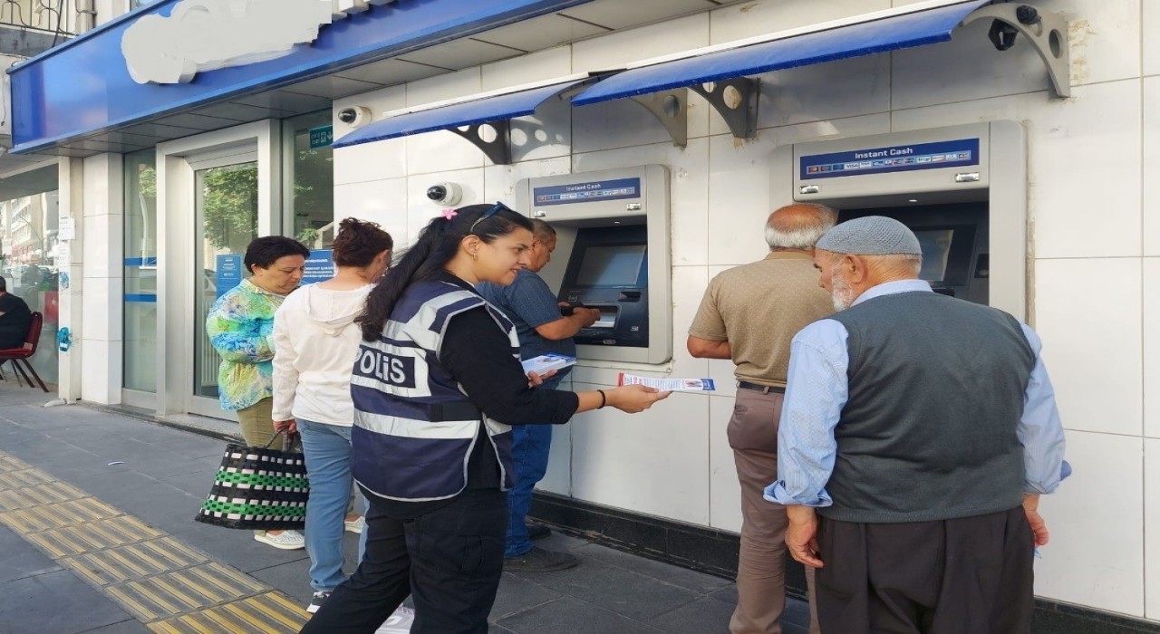 Polis vatandaşları dolandırıcılık ve hırsızlığa karşı bilgilendirdi