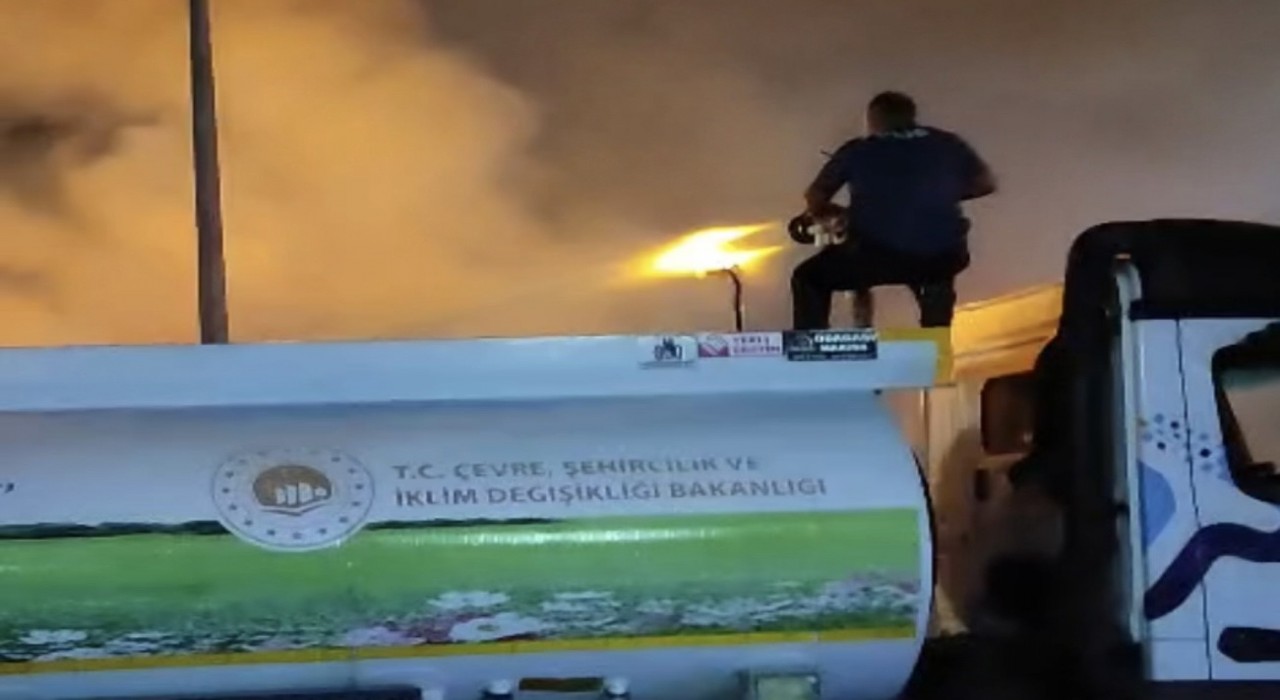 Polis yanan kamyonu sulama tankeriyle söndürdü