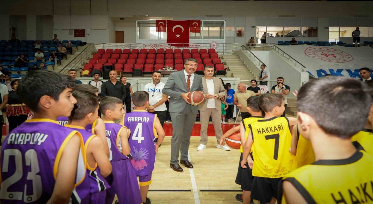 Potanın genç yıldızları madalyalarını Vali Çelikten aldı