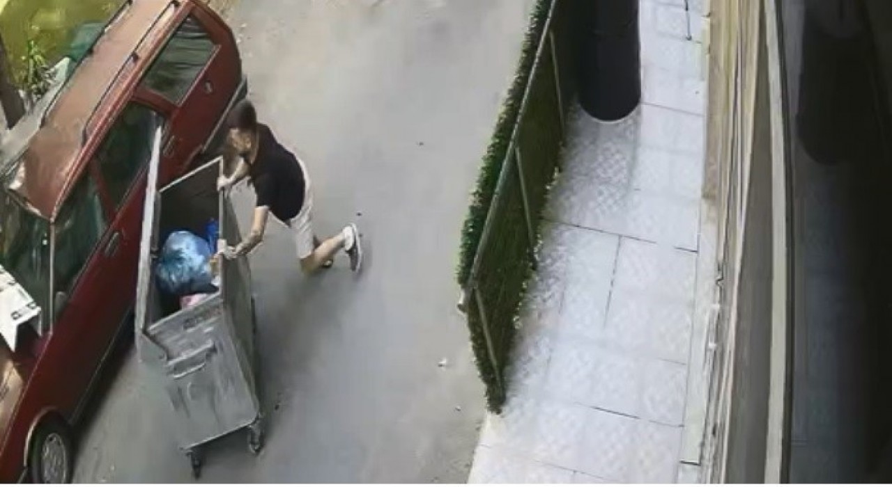 Rampadan kayan çöp konteynerini araçla çarpmadan son anda durdurdu