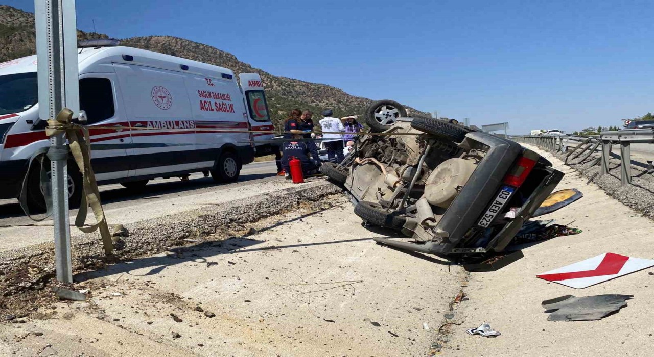 Refüje çarparak takla atan Tofaş kullanılmaz hale geldi: 4 yaralı