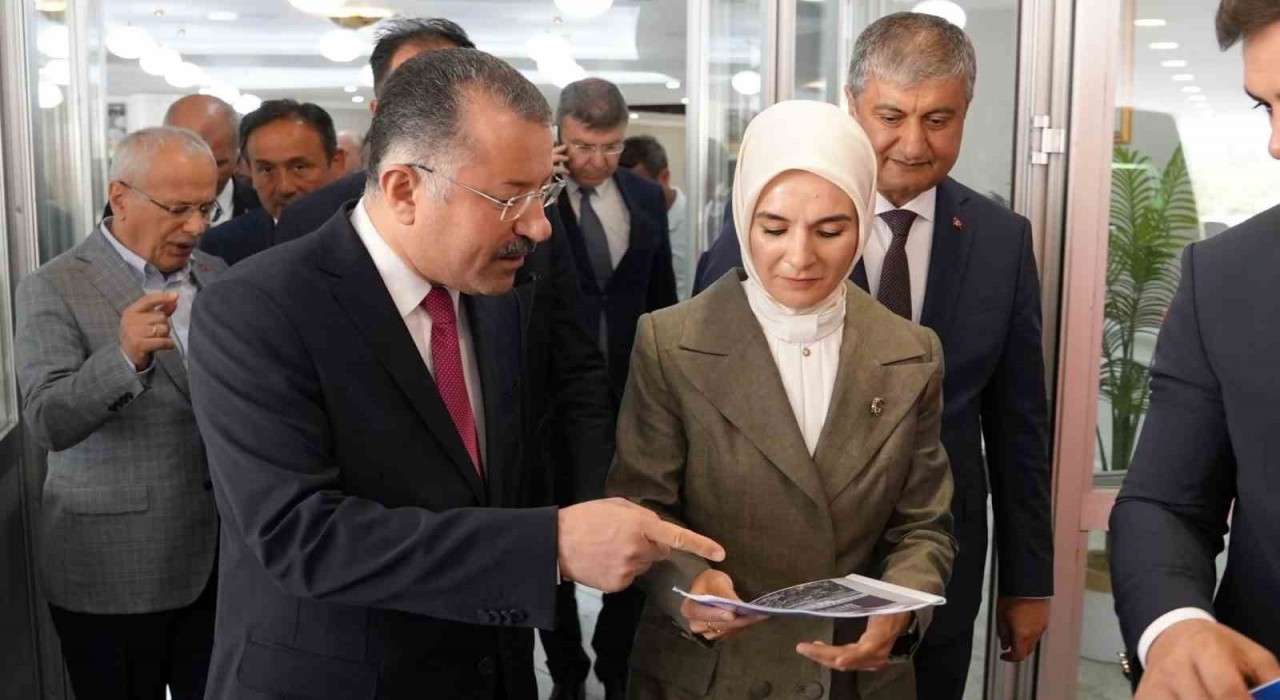 Rektör Kırışık bilimsel verilerle hazırlanan modeli Bakan Göktaşa sundu