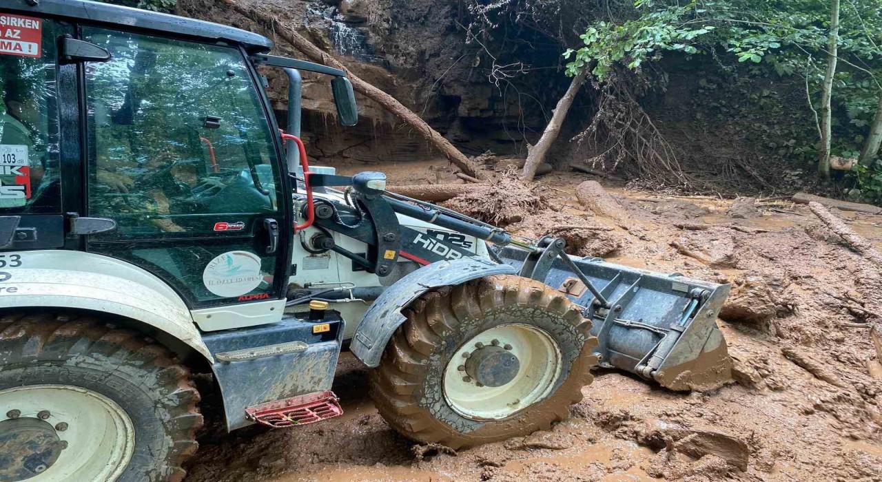 Rizede şiddetli yağışlar hayatı olumsuz etkiledi