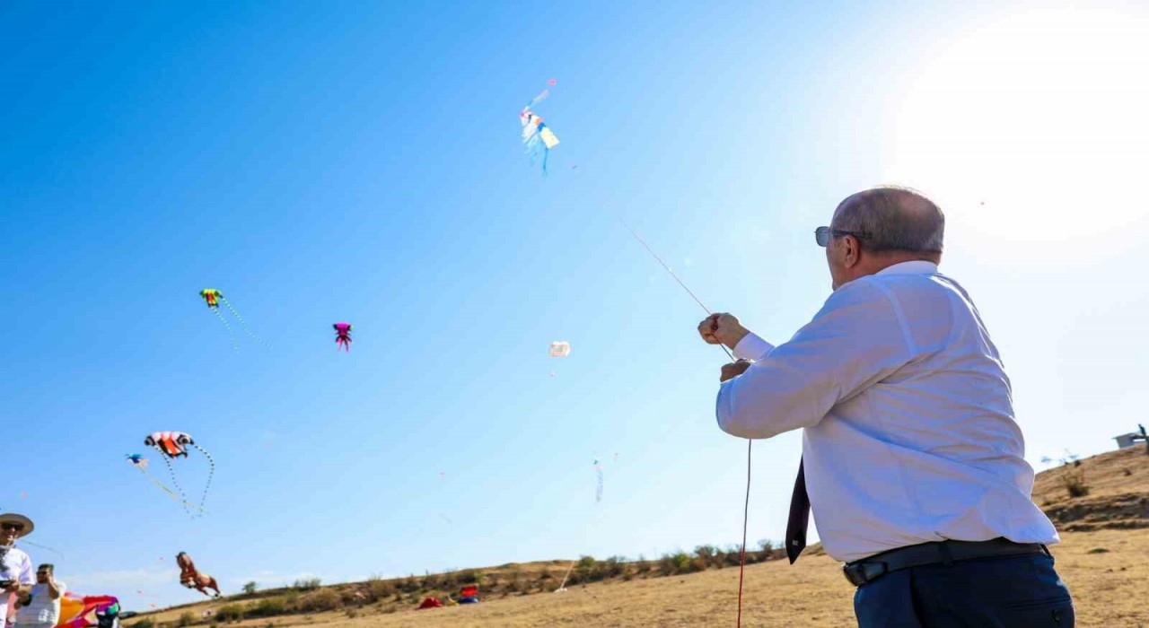 Roma dönemine ait antik kentte gökyüzünü uçurtmalar süsledi