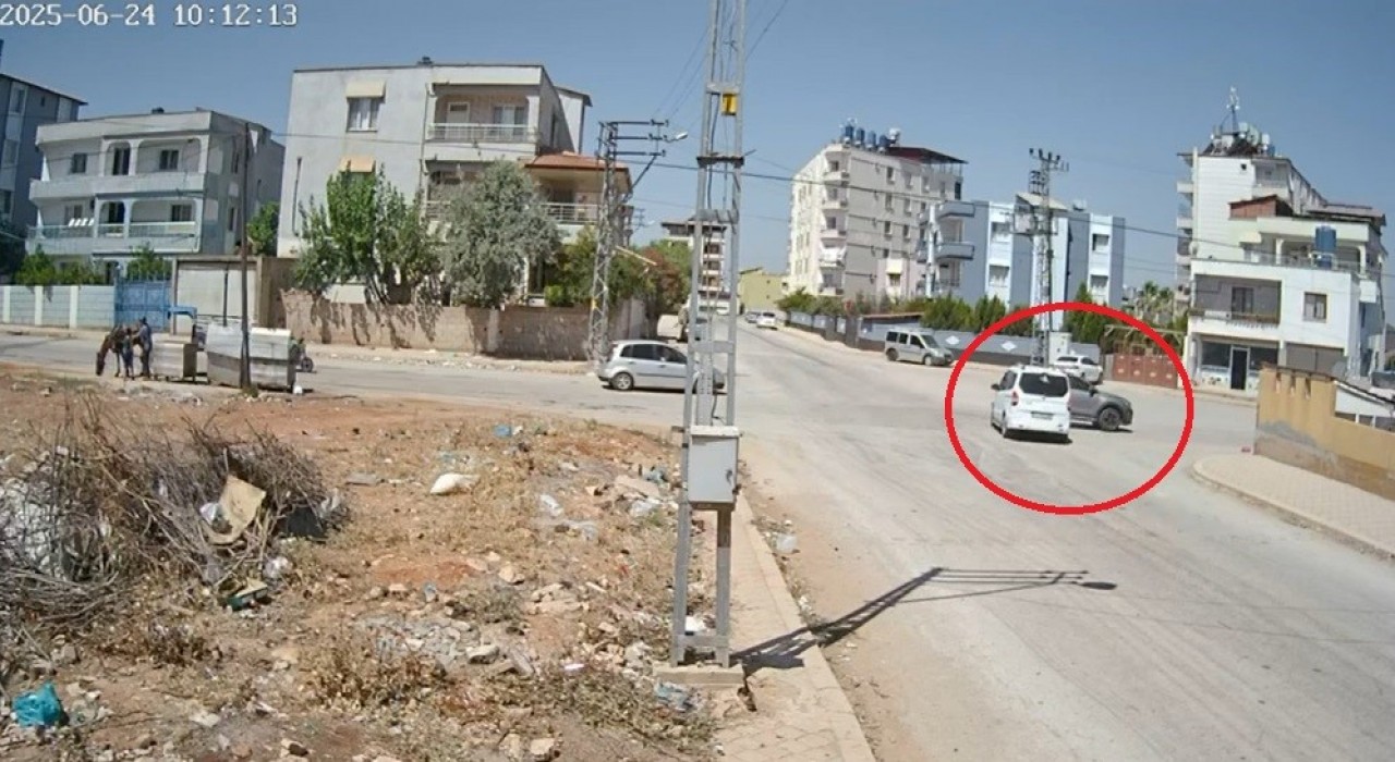 Sabırsızlığı başına iş açan sürücü, sağdan sollama yaparken kaza yaptı