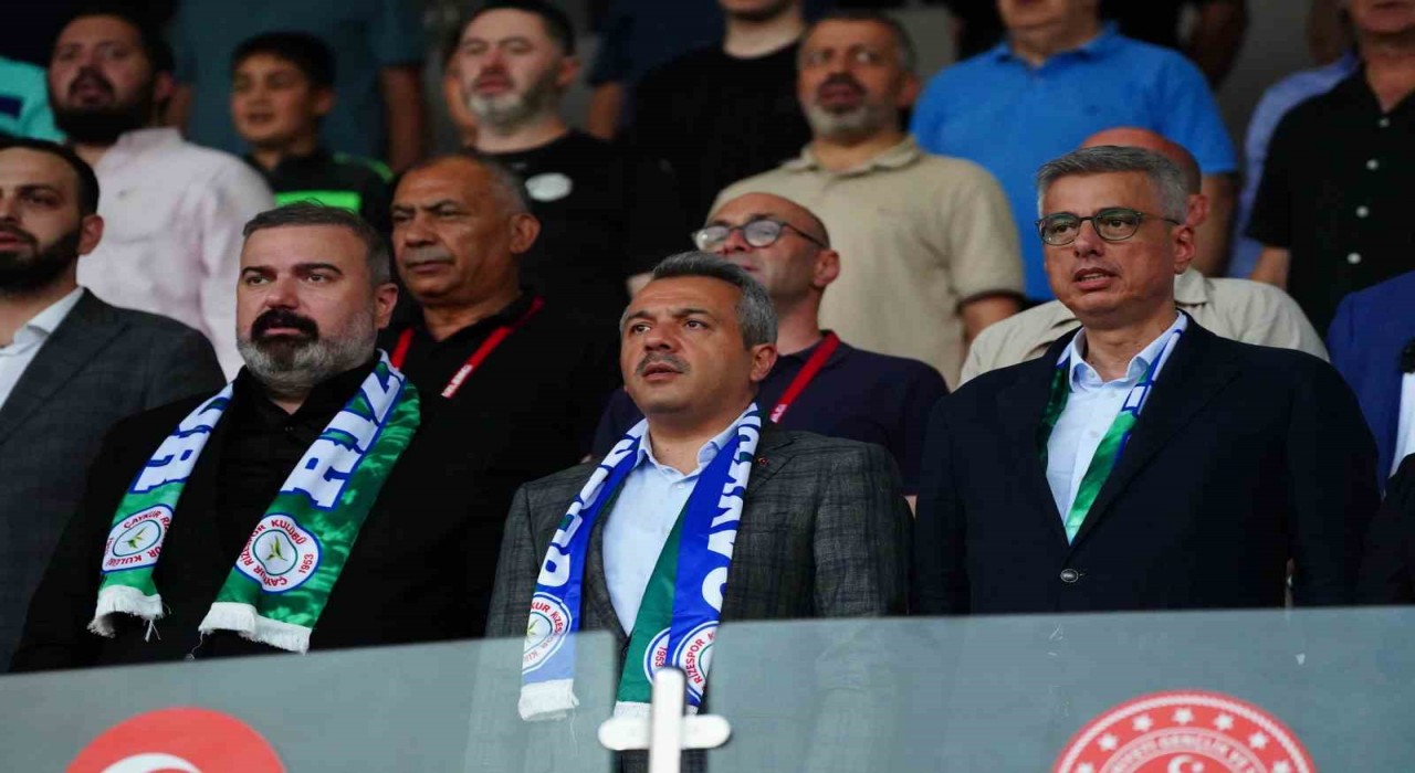 Sağlık Bakanı Kemal Memişoğlu, Çaykur Rizespor - Göztepe maçını trübünden izledi