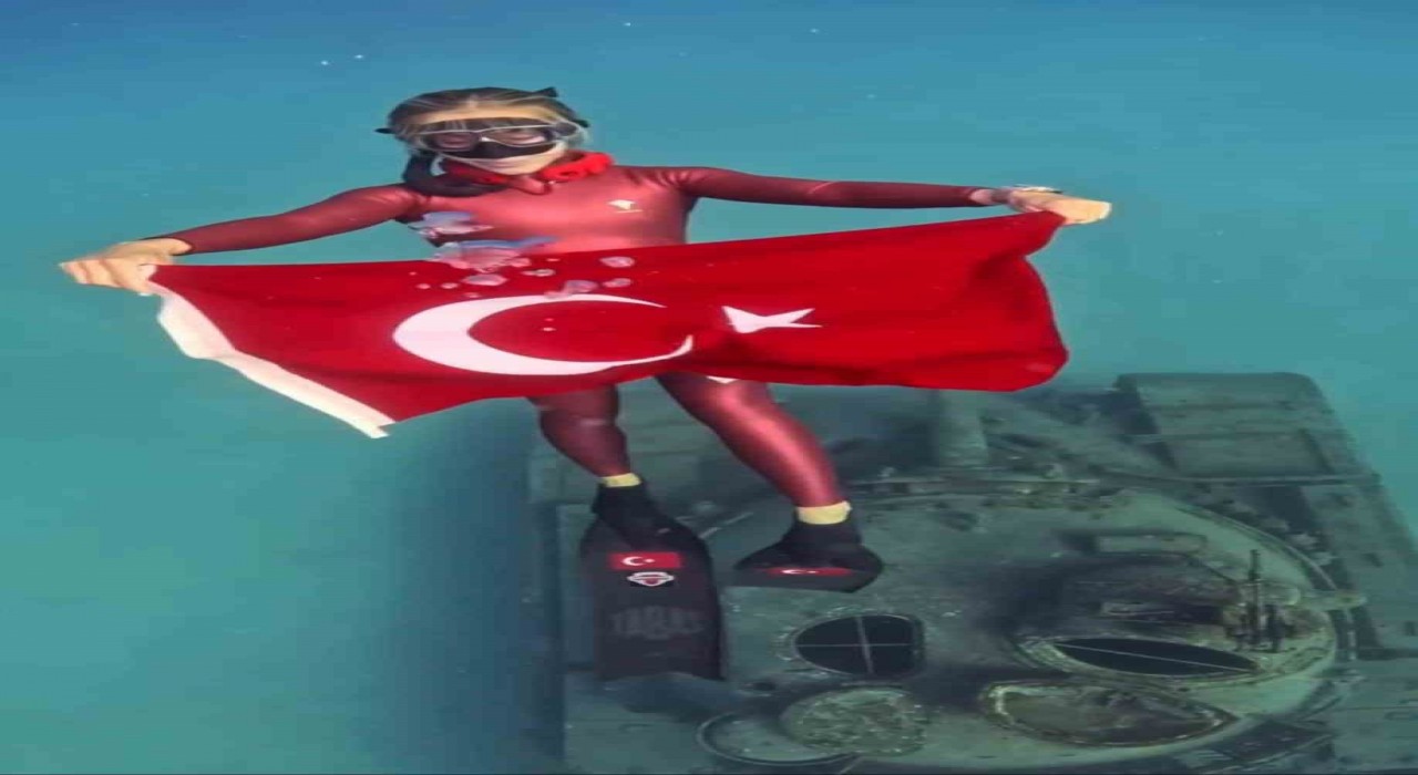 Şahika Ercümen, Zafer Bayramında Kaşta tanka dalış yaptı