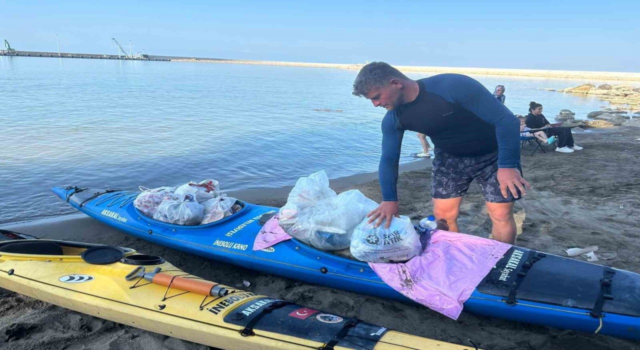 Sahildeki çöpleri toplayıp kanoyla taşıdı