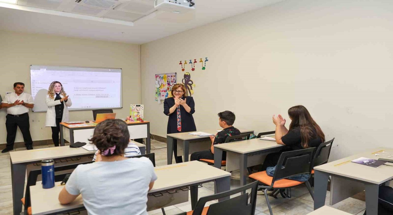 Şahin, GASMEKte eğitim alan öğrencilerin yeteneklerini ilgiyle izledi