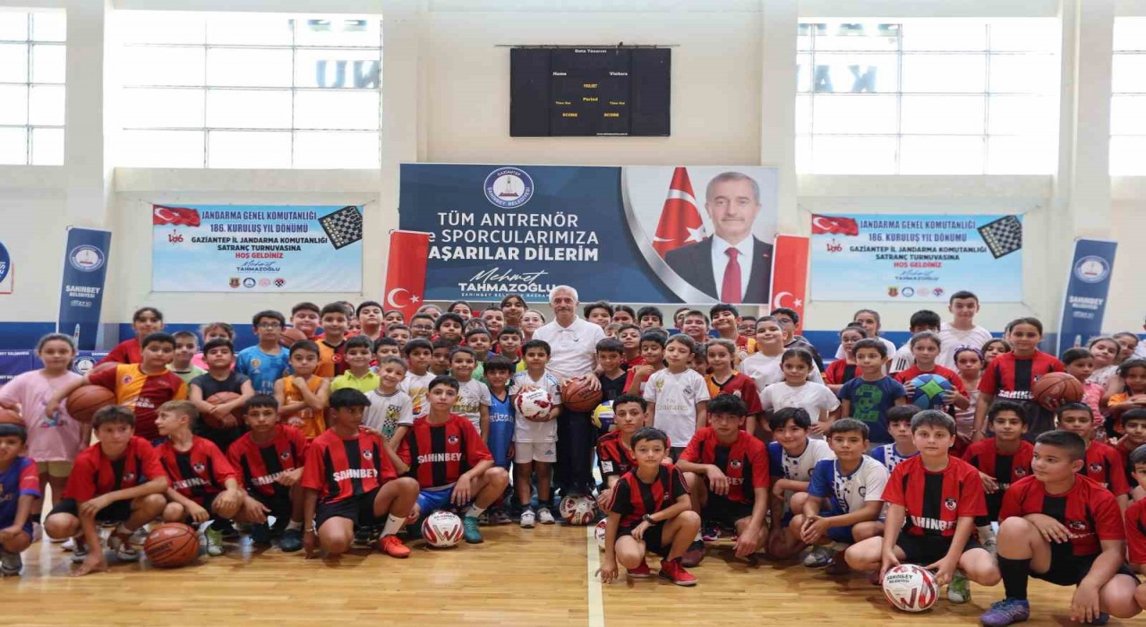 Şahinbey Belediyesinden 160 bin adet basketbol, voleybol ve futbol topu hediye