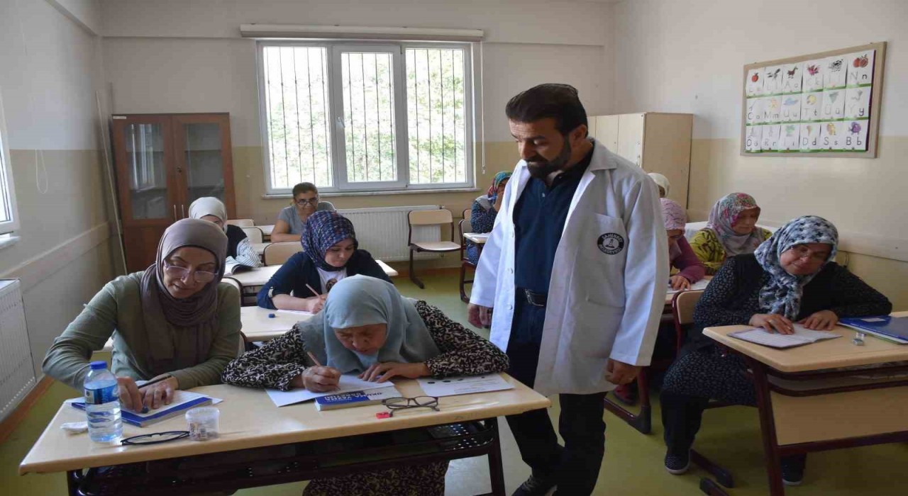 Şahinbey Belediyesinin tesislerinde okuma yazma öğreniyorlar