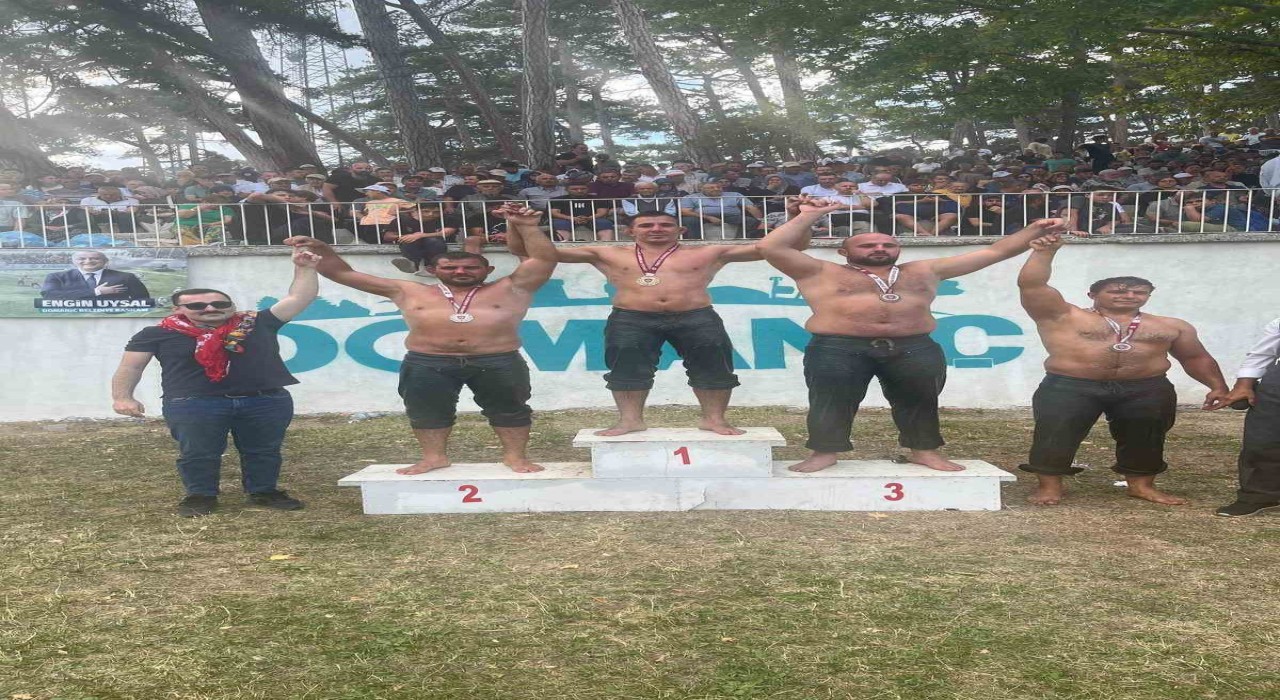 Sakarya Büyükşehirin pehlivanı Kütahyada kürsüye çıktı