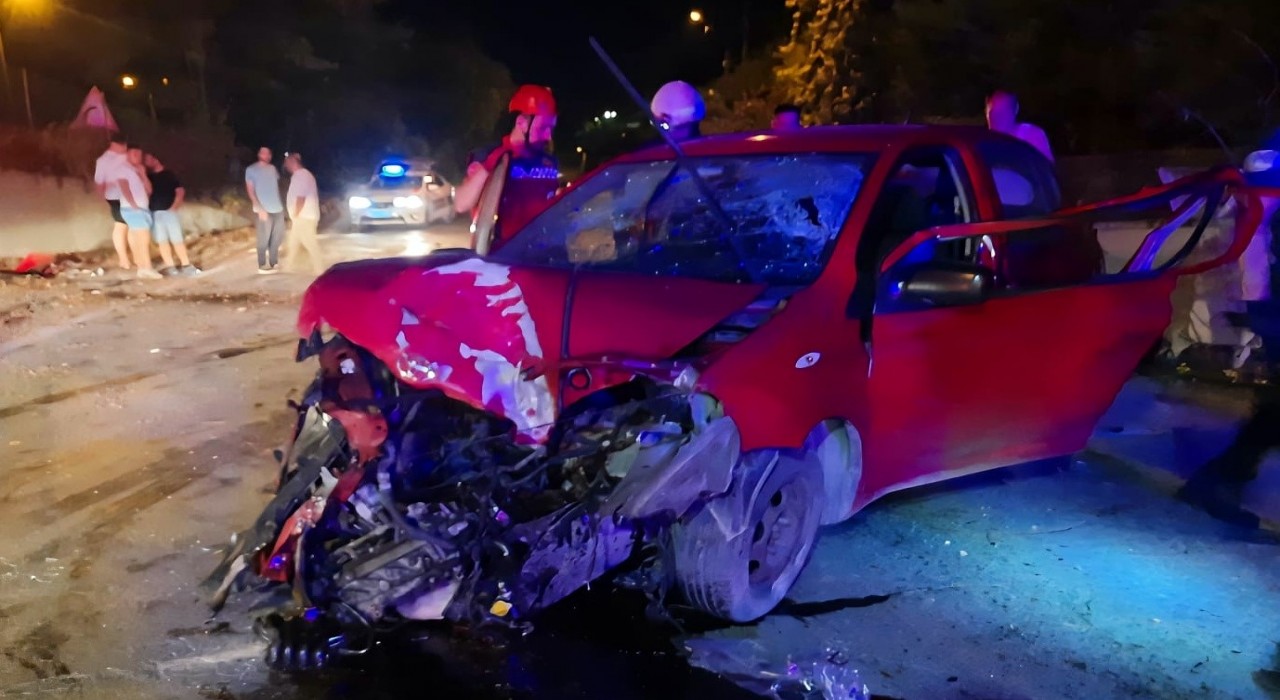 Sakaryada duvara çarpan otomobil hurdaya döndü: 2 yaralı