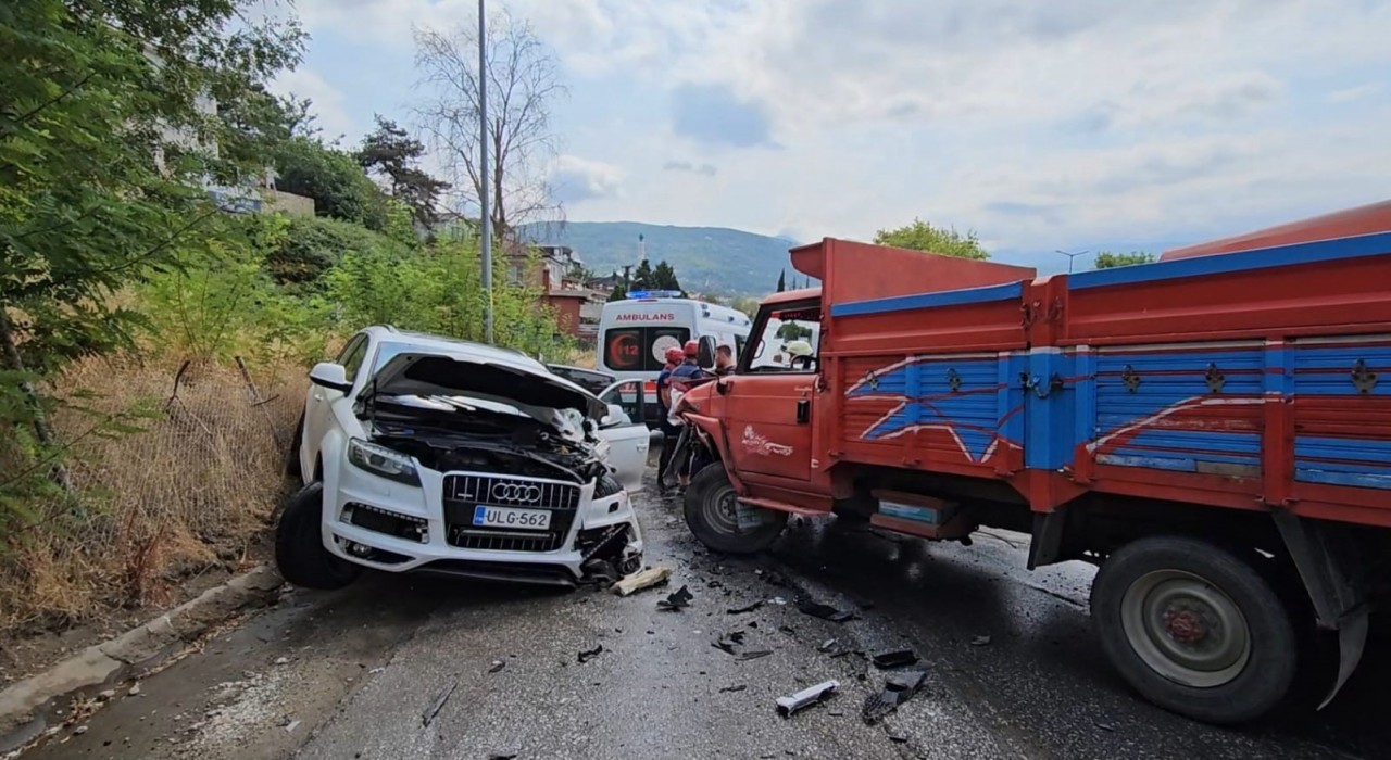 Sakaryada kamyonet ile cip çarpıştı: 4ü çocuk 5 yaralı