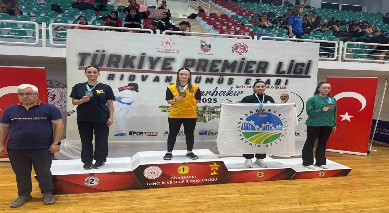 Sakaryanın başarılı sporcuları Diyarbakırda kürsüye çıktı