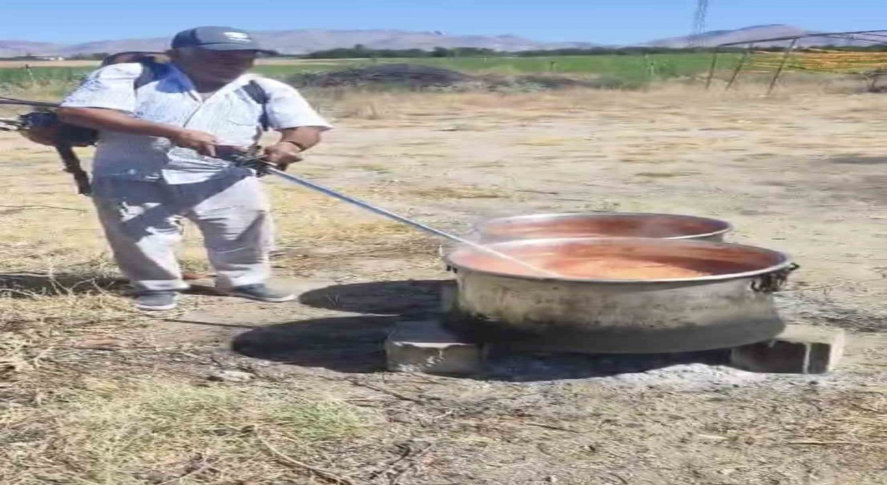 Salçayı ot biçme makinesi ile karıştırdı