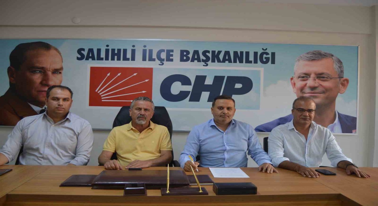 Salihli CHPde istifa şoku: İlçe başkanı adaylıktan da çekilip istifa etti