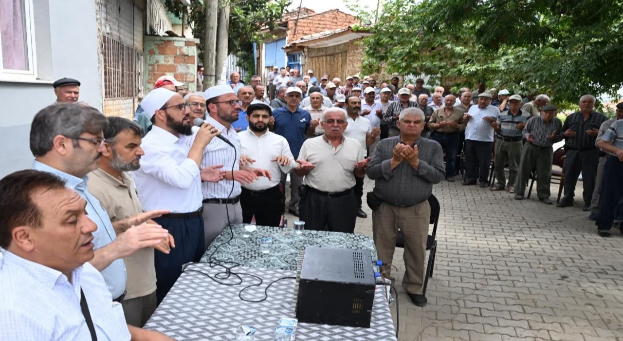 Salihlinin tarihi mahallesinde eller yağmur için semaya açıldı