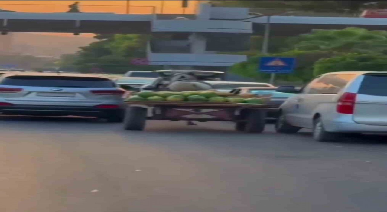Şamda karpuz yüklü at arabası trafiği birbirine kattı