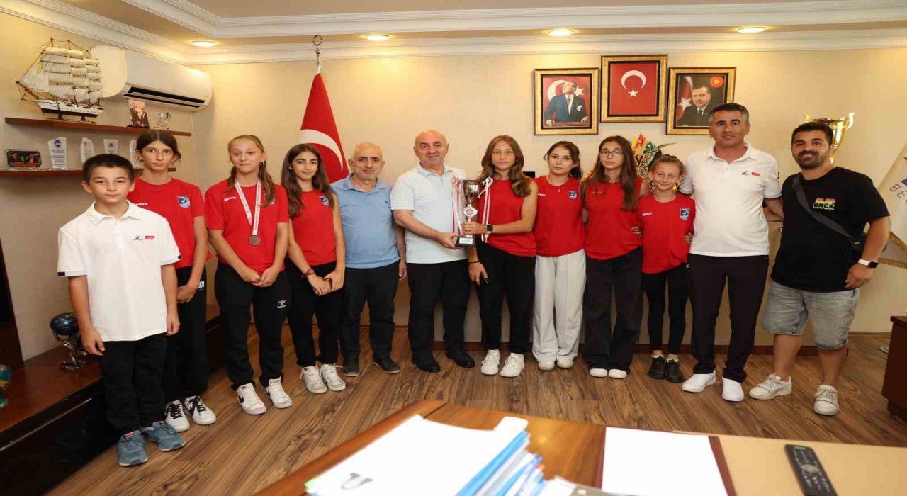 Şampiyon Darıca sporcular kupalara ambargo koydu